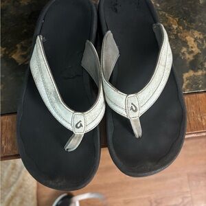 Olukai Women's Black and Gray Flip Flops